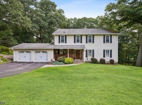 19 Mohawk Ave, Hopatcong Boro, NJ 07843-1943