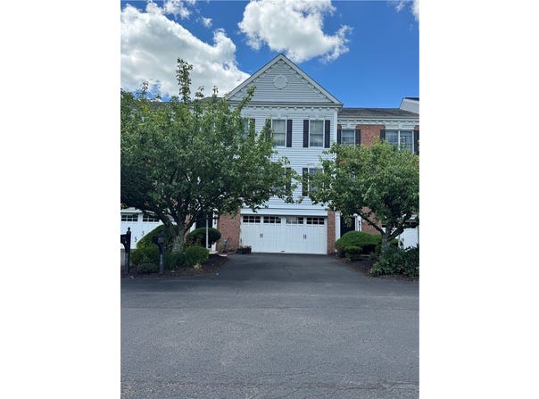 959 Montclair Dr, Moon/Crescent Twp, PA 15108