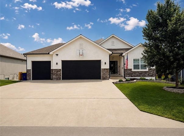 22905 S Creekview Drive, Peculiar, MO 64078