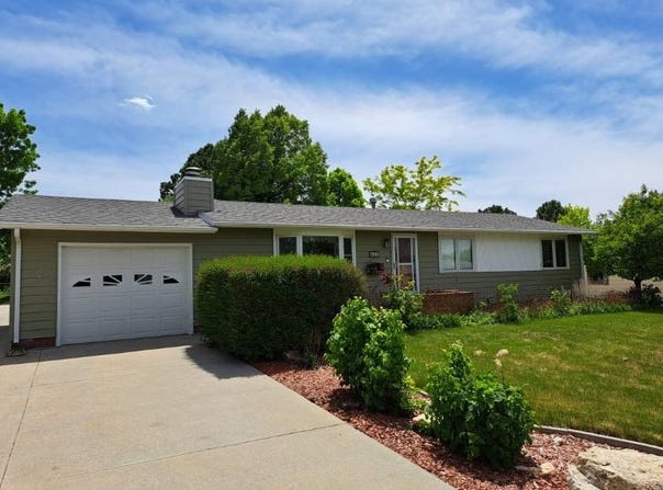 815 E 8th Street, Chadron, NE 69337