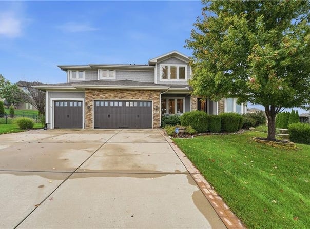 320 NW Thoreau Circle, Lee's Summit, MO 64081