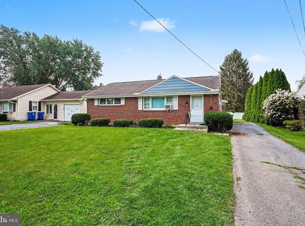 10 GREYSTONE Road, CARLISLE, PA 17015