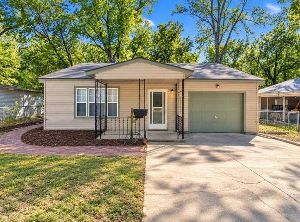 3129 E Glen Oaks Dr, Wichita, KS 67216