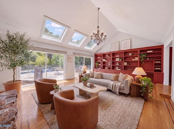 25489 Palomares RD, CASTRO VALLEY, CA 94552