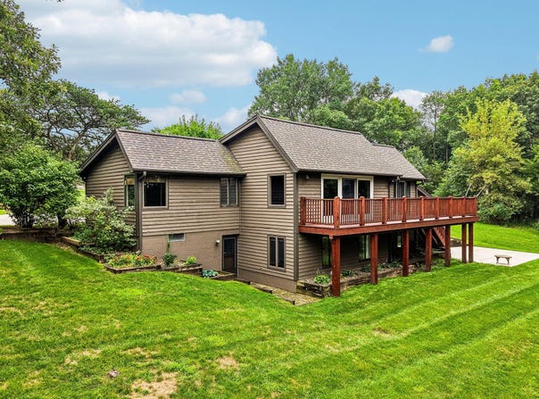 W333S221 Glen Oaks Dr, Delafield, WI 53018