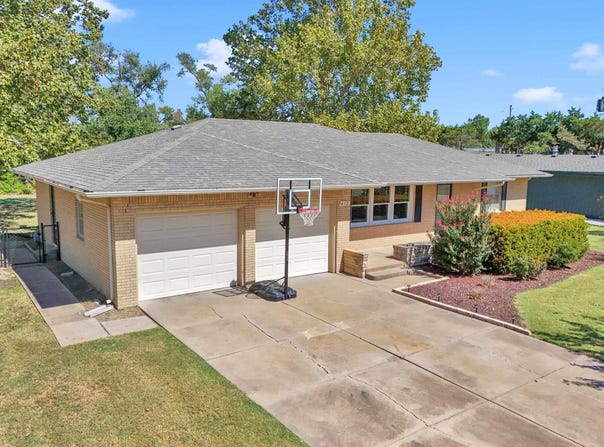 412 SE 11th St, Newton, KS 67114