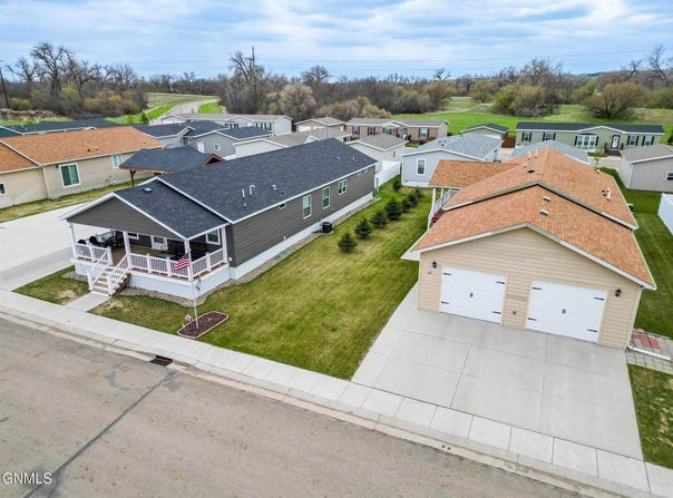 1613 Deerfield Road SE, Mandan, ND 58554