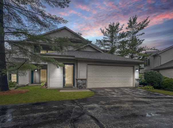 2264 Circle Ridge Rd, Delafield, WI 53018