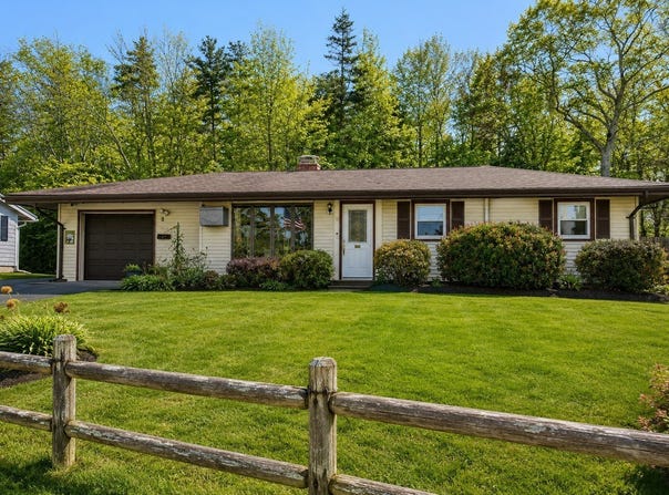 95 Rindone St, Holbrook, MA 02343