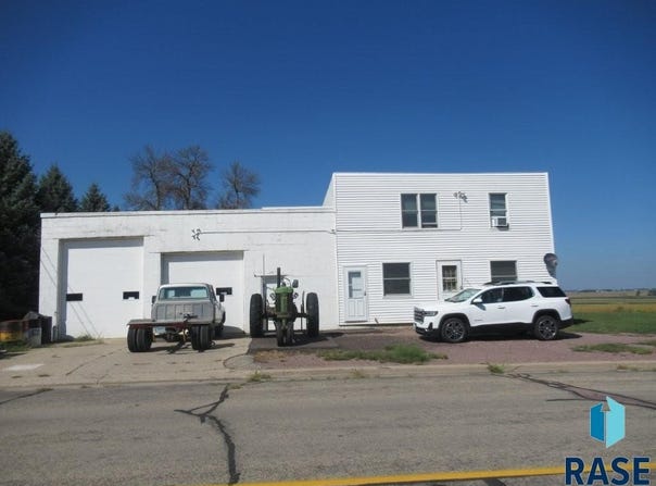 210 1st St E, Hills, MN 56138