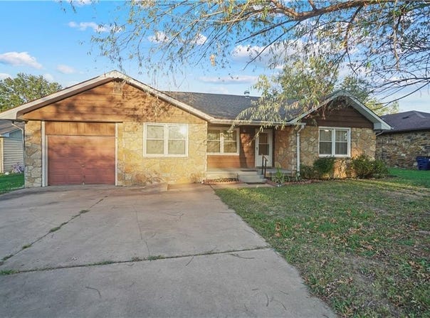 303 S Overlook Drive, Coffeyville, KS 67337