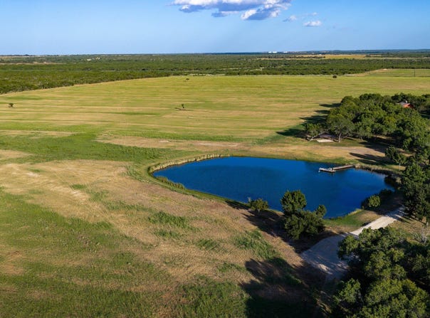 106 County Road 253, Poth, TX 78147