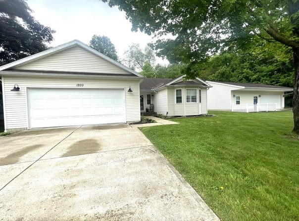 1209 Apple Valley Drive, Howard, OH 43028