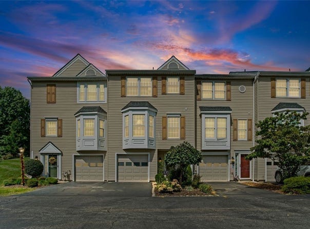 470 Cherryhill Dr, Cecil, PA 15017