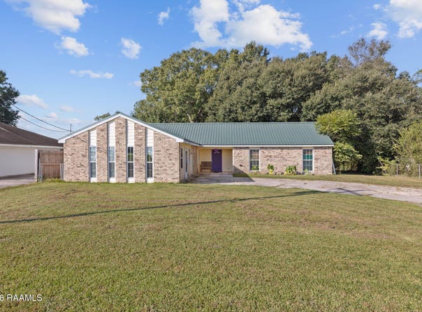 321 W Broussard Road, Lafayette, LA 70506