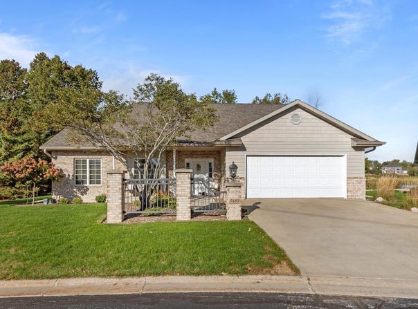 3889 N CROSSCREEK Circle, APPLETON, WI 54913