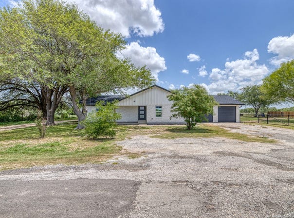 121 CR 367, Uvalde, TX 78801