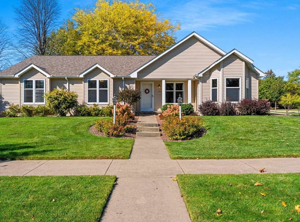 102 ACREVIEW Drive, DE PERE, WI 54115-3657