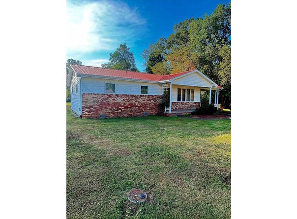 6 North Drive, Milton, WV 25541