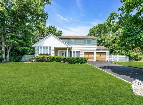 23 Carpenter Lane, Hauppauge, NY 11788