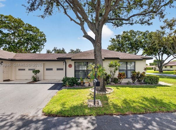 10086 Eaglewood Rd, Boynton Beach, FL 33436