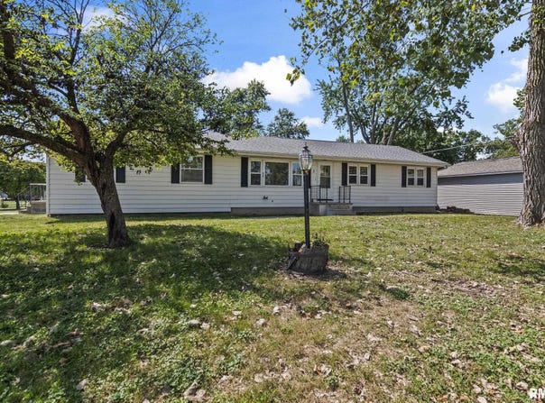 2 ROYAL Drive, Sherman, IL 62684