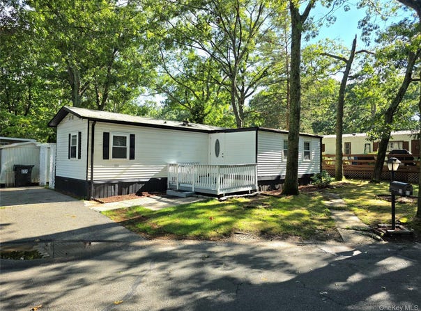 525 Riverleigh Avenue, Riverhead, NY 11901