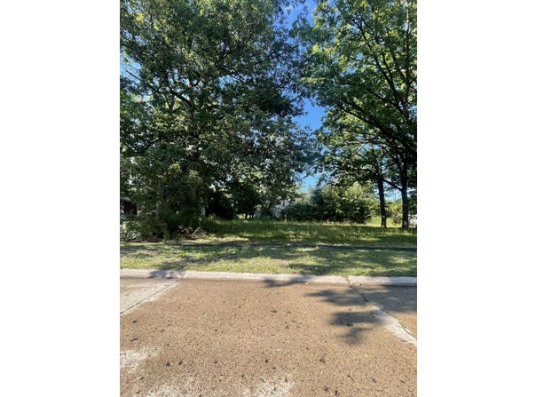 3301 N Center Road, Flint, MI 48506