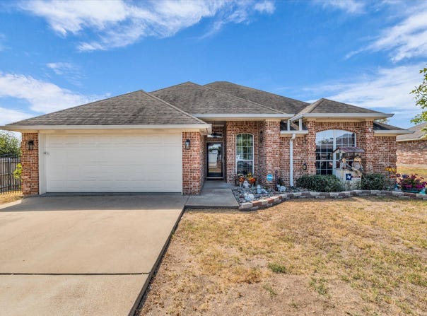 104 Topaz Circle, Hewitt, TX 76643