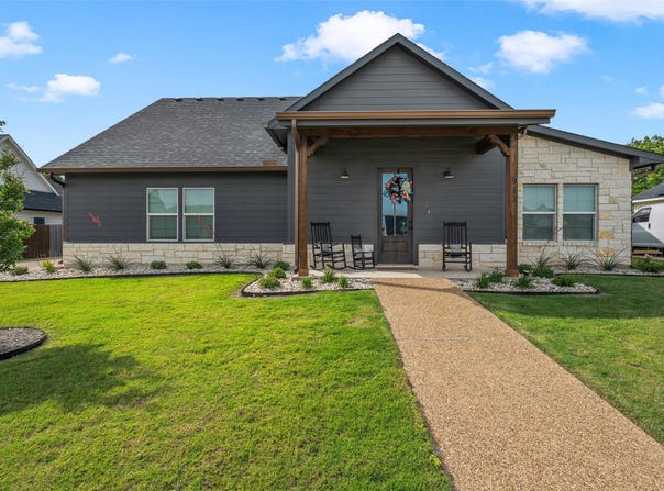 913 Day Star Drive, Hewitt, TX 76643