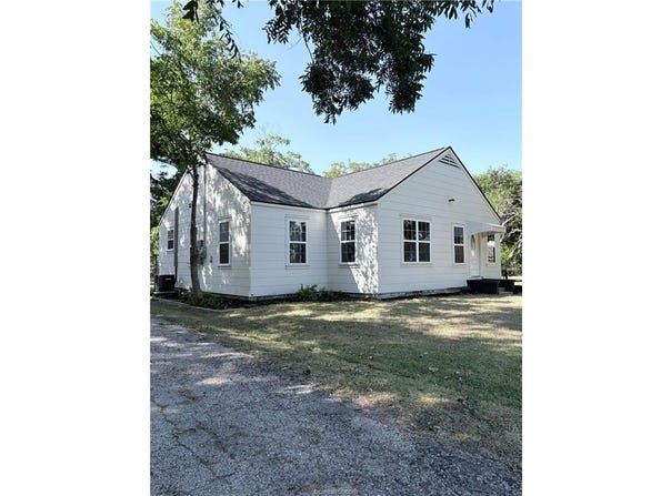 723 E Blackshear Street, Navasota, TX 77868