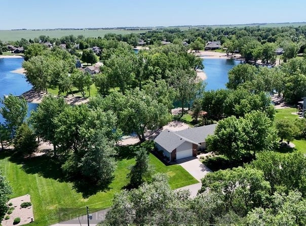 319 Island Dr, Doniphan, NE 68832