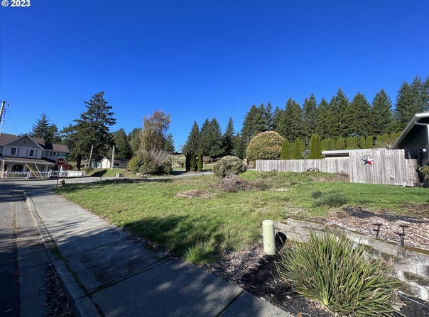 Meadow Ln, Brookings, OR 97415