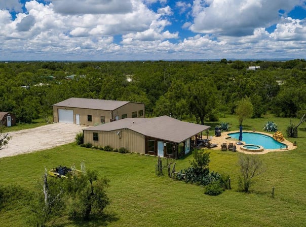 714 VETERANS DR, Sabinal, TX 78881