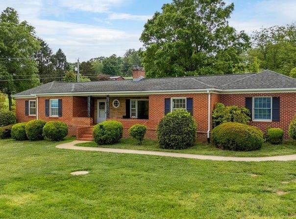 11 AVALON LN, Lexington, VA 24450