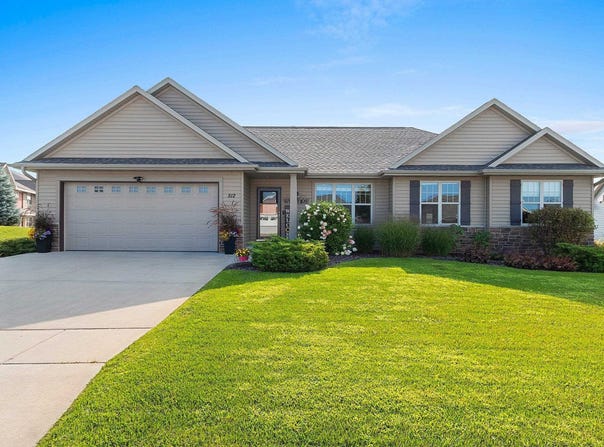 512 PEBBLESTONE Circle, HOBART, WI 54155