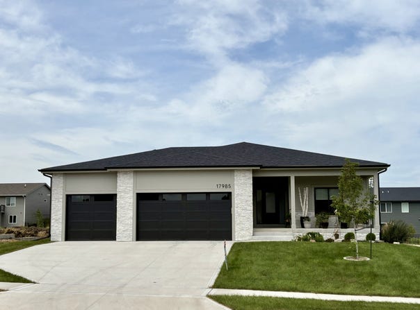 17985 Tanglewood Drive, Clive, IA 50325