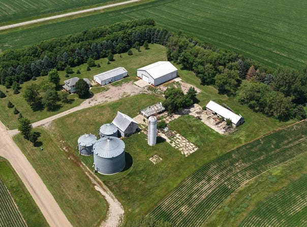 211 11th St, Hills, MN 56138