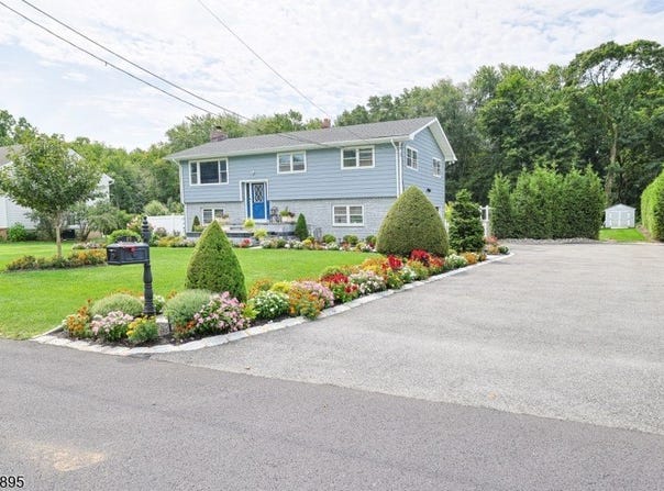 17 Corwin St, Roxbury Twp., NJ 07847-2548