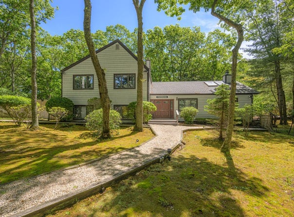 10 Debbie Trail, Hampton Bays, NY 11946