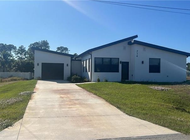 714 Chambers St E, LEHIGH ACRES, FL 33974