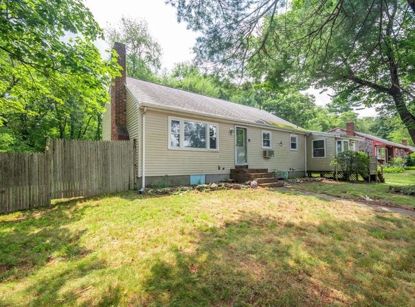81 Border Rd, Holbrook, MA 02343