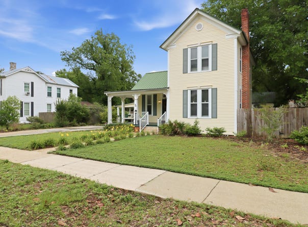 98 E Live Oak Avenue, DeFuniak Springs, FL 32435