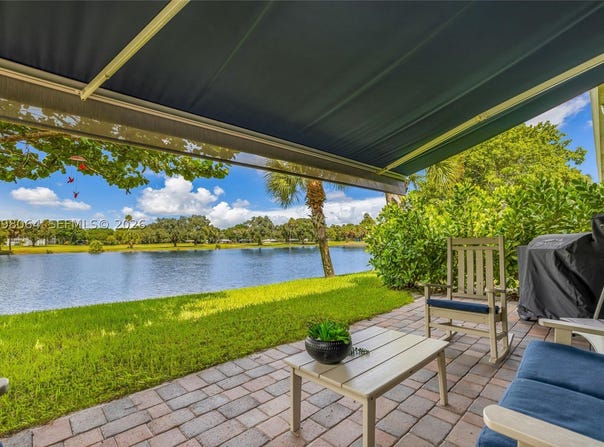 4107 Carriage Dr, Pompano Beach, FL 33069