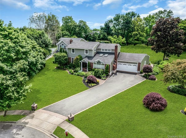 2 Eton Court, Plainview, NY 11803