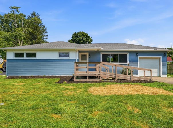 878 Oberlin Drive, Heath, OH 43056