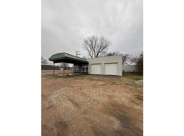 1403 W Columbia Street, Okemah, OK 74859