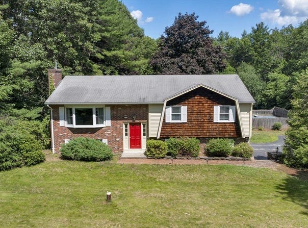 27 Hillside Dr, Sturbridge, MA 01566
