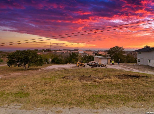 6707 E QUEENS CROWN ST, Live Oak, TX 78233