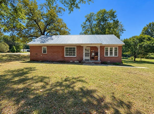 105 Meadowbrook St, Plantersville, MS 38862